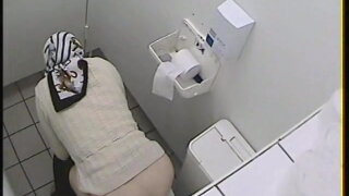 Granny got her ass on toilet video while pissing 